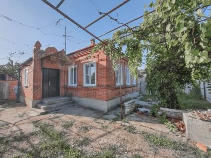 Дом 46м кв. на участке 14 сот.  Армавир