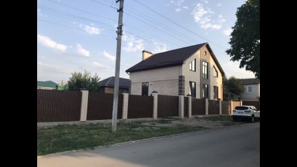 Дом 281 м кв. на участке 4 сот.  Армавир