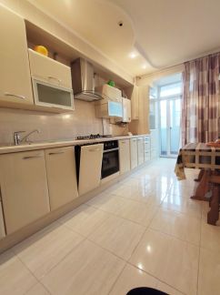 Сдам 3х-комнатную квартиру, 100 м кв., 1/6 эт.  Армавир